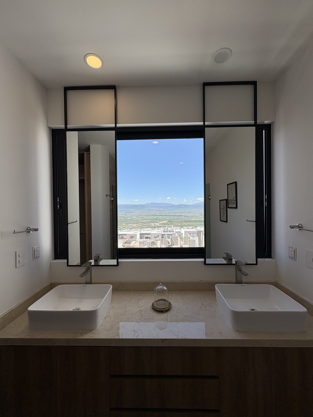 Ruiseñor — Baño principal con vista al valle