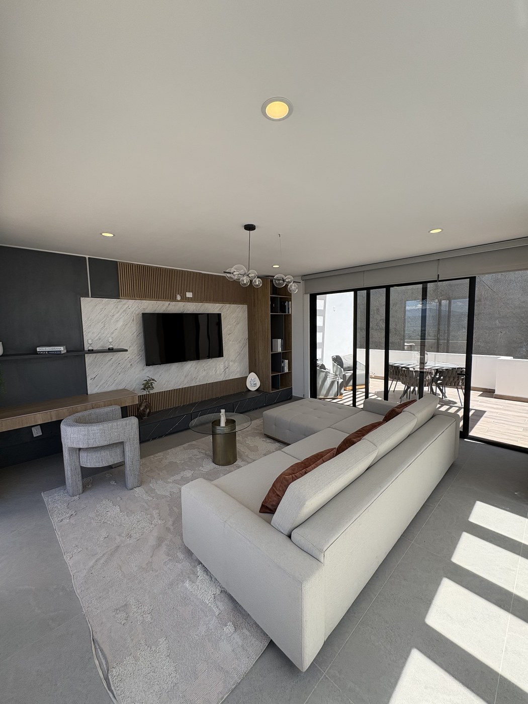 Saya — Sala rooftop con mueble de mármol