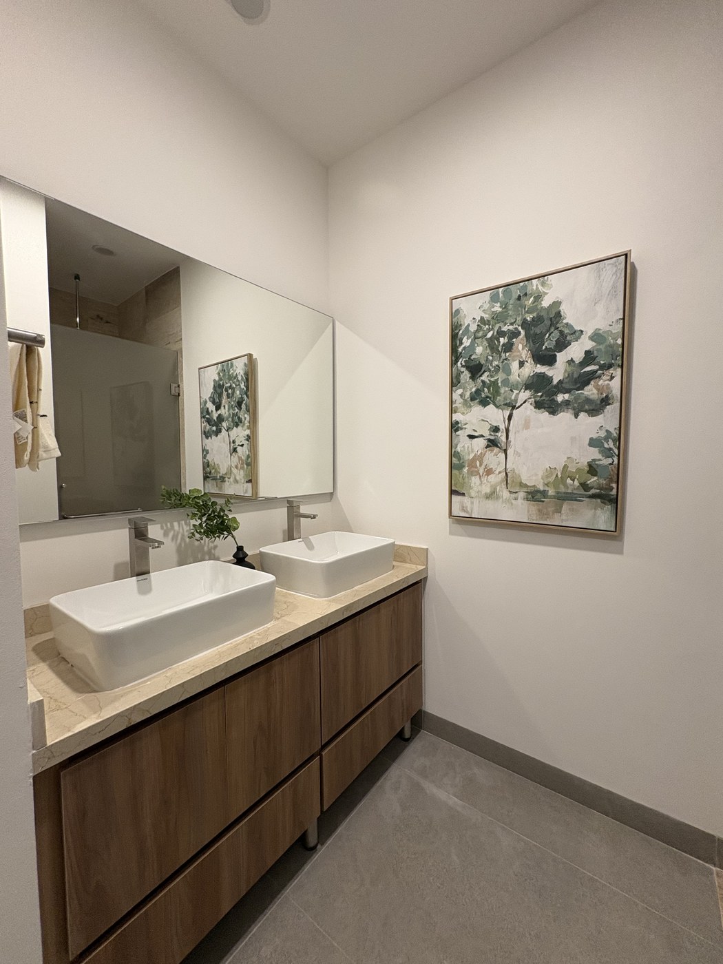 Saya — Baño con doble lavabo